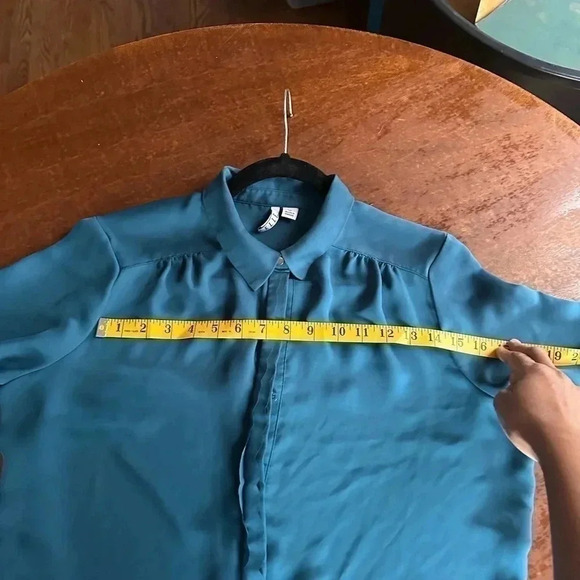 Elle Scalloped Trim Blue Blouse Top Size Medium - Picture 8 of 9